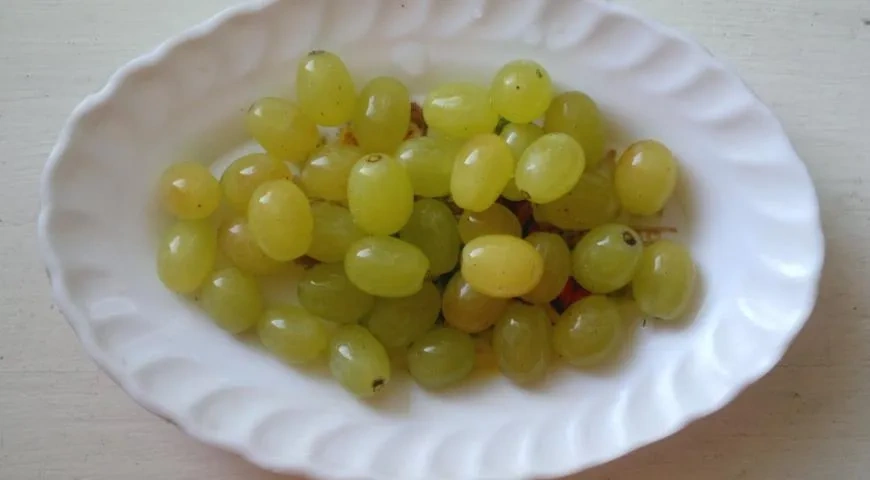 Салат с курицей, черносливом и виноградом: шаг 5