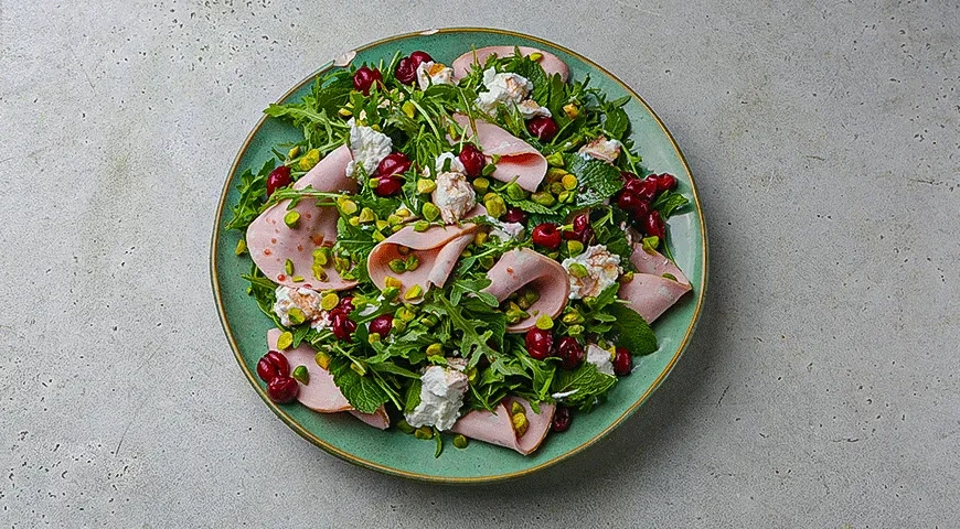 Салат с любительской колбасой и фисташками​: шаг 5