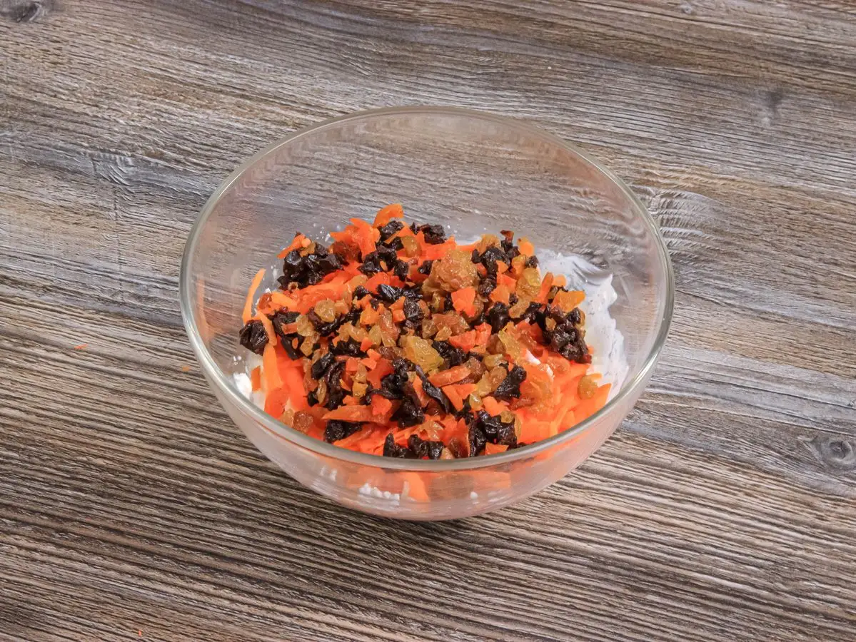 Шаг 5: Салат с морковью, творогом и сухофруктами