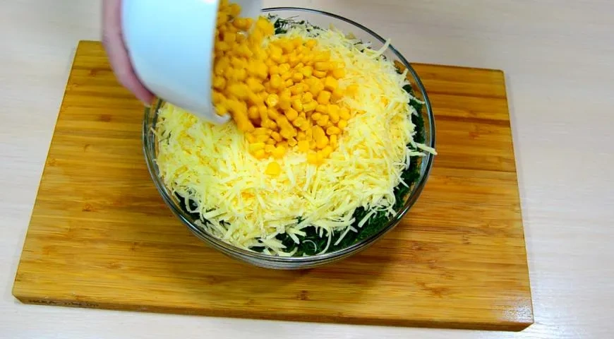 Салат с печенью, сыром и кукурузой: шаг 5