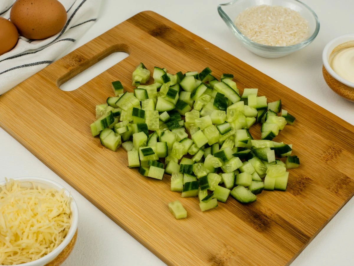 Шаг 5: Салат с рисом, курицей и черносливом