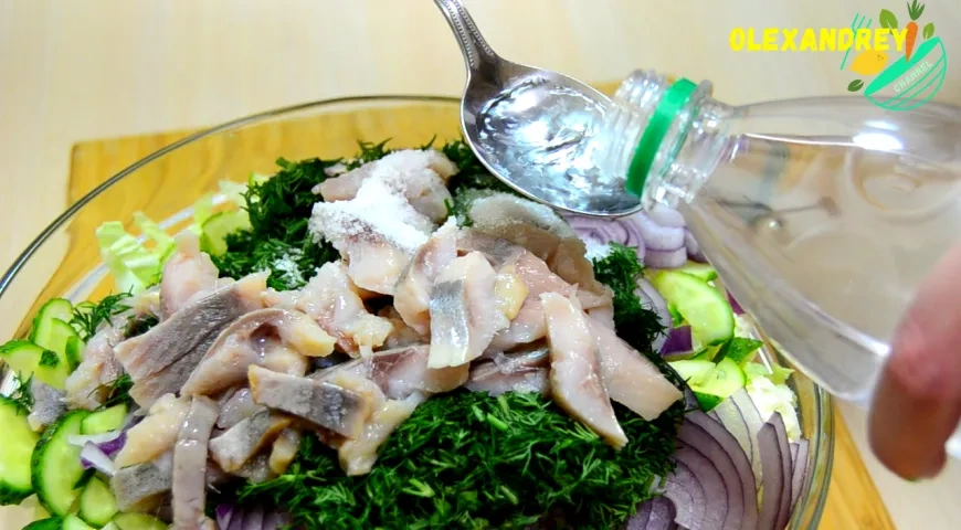 Салат с сельдью, пекинской капустой и огурцами: шаг 5