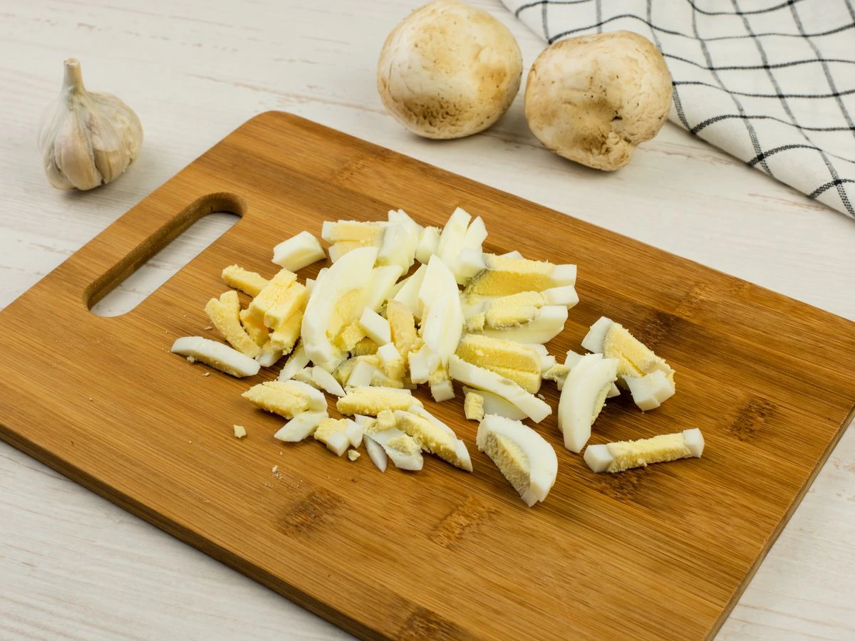 Шаг 5: Салат с шампиньонами и копчёной курицей