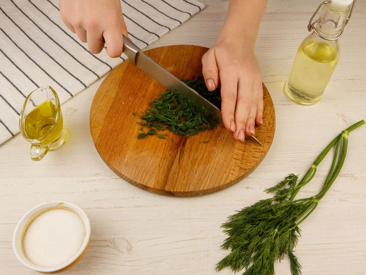 Шаг 5: Салат с шампиньонами и крабовыми палочками