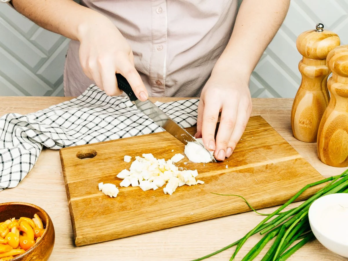 Шаг 5: Салат с ветчиной и маринованными опятами