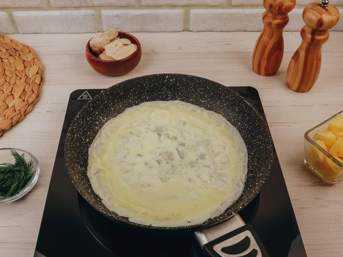 Шаг 5: Салат с яичными блинчиками, курицей и ананасом