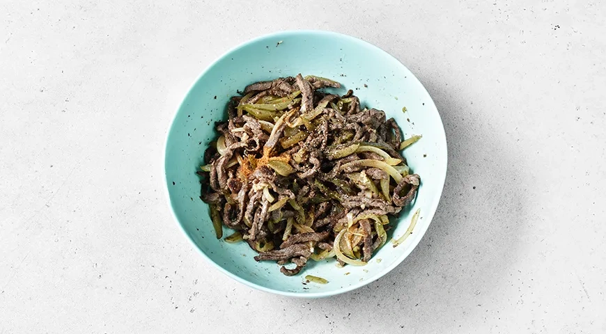 Салат «Шахтерский» с солеными огурцами и мясом: шаг 5