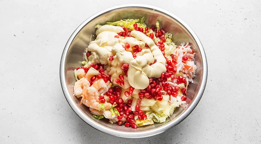 Салат «Стрелы Амура» с креветками и гранатом: шаг 5