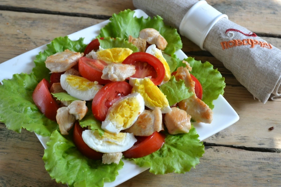 Шаг 5: Салат цезарь с курицей и сухариками