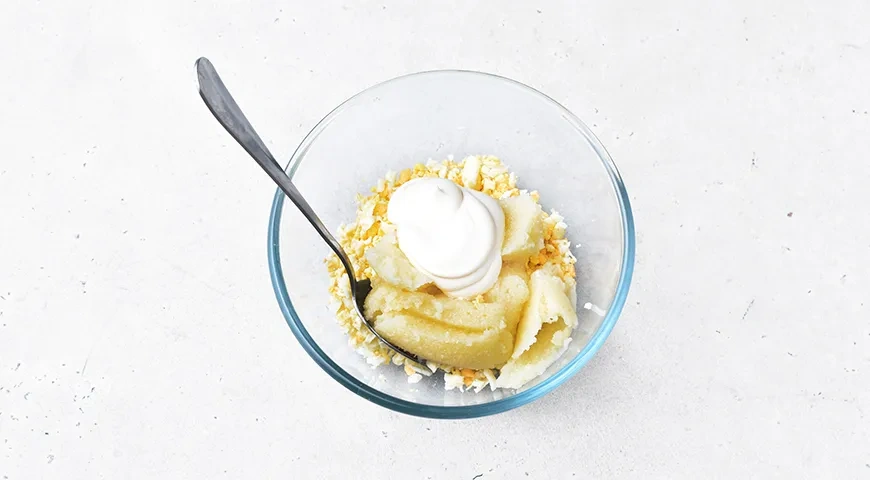 Селедка под шубой с икрой мойвы: шаг 5