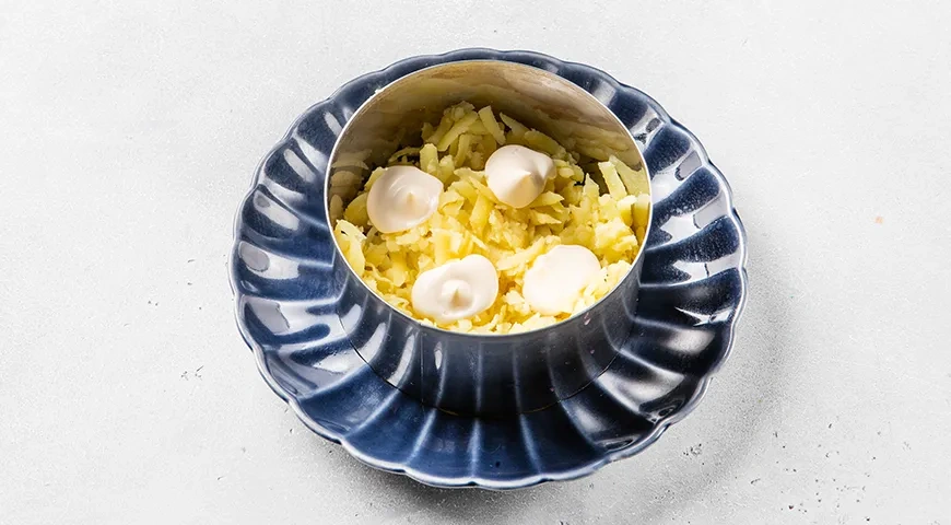 Селедка под шубой с орехами: шаг 5