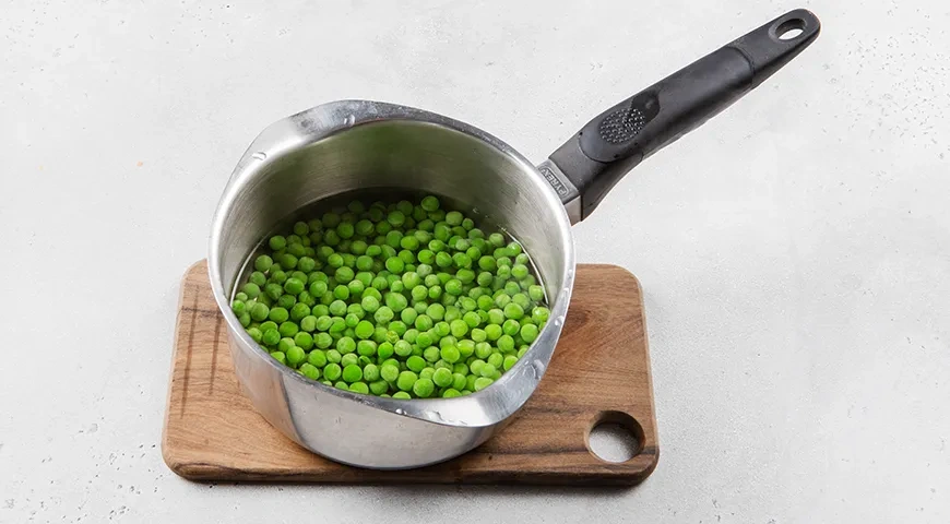 Селедка под шубой с зеленым горошком: шаг 5