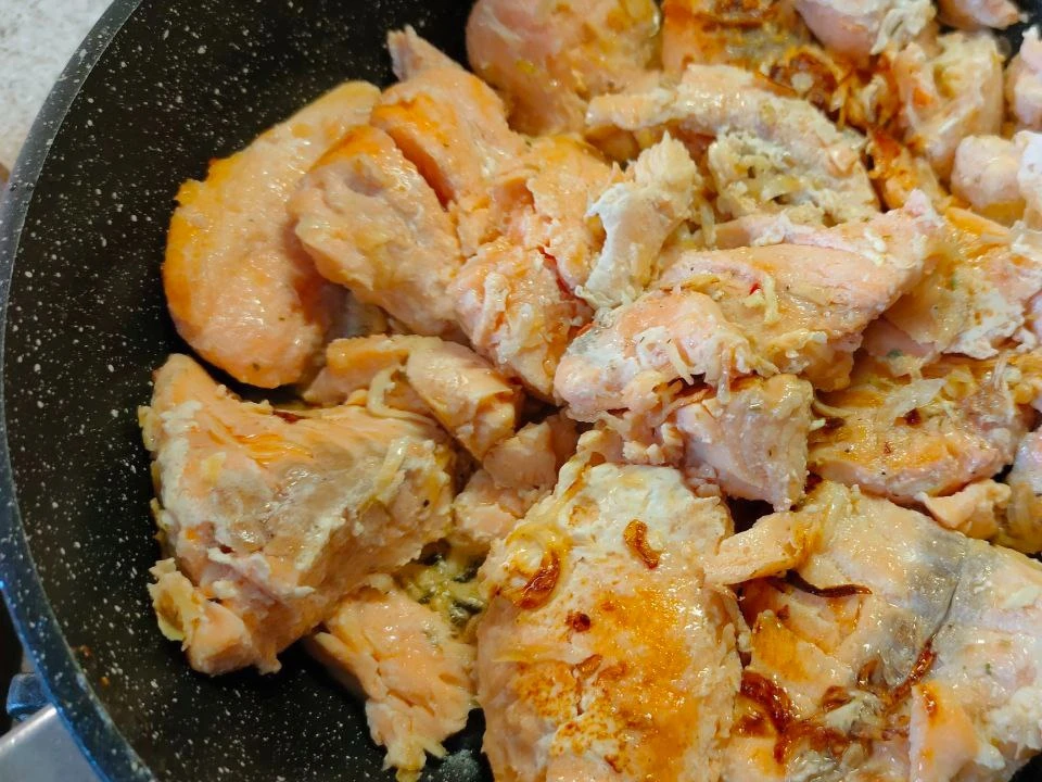 Шаг 5: Семга в сметанном соусе