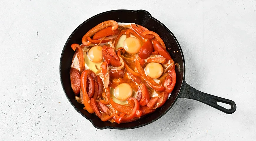 Шакшука: яичница с томатами и луком классическая: шаг 5