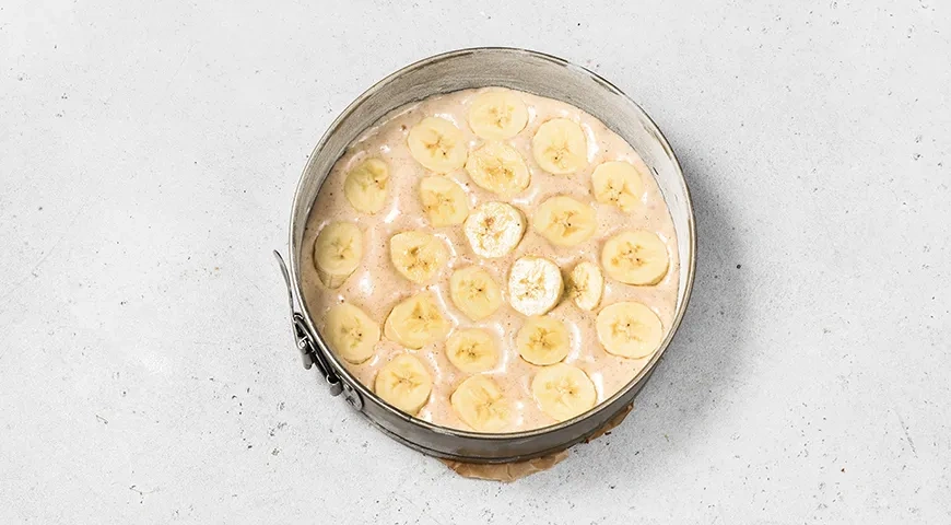 Шарлотка с бананами в духовке: шаг 5