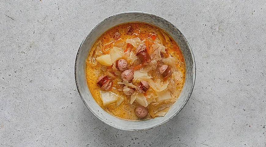Щи из квашеной капусты с картошкой и колбасками: шаг 5