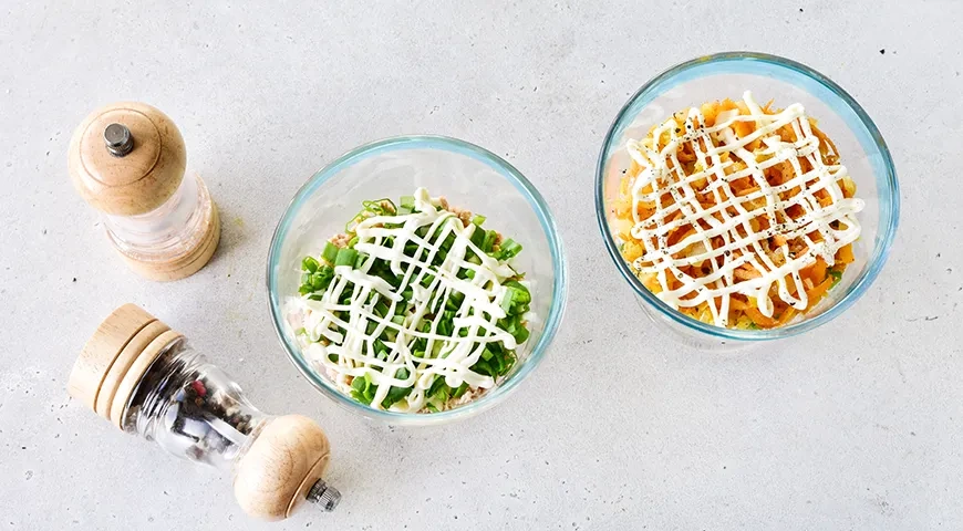 Слоеный салат с консервированной горбушей: шаг 5