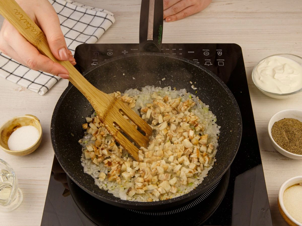 Шаг 5: Сметанный соус с шампиньонами