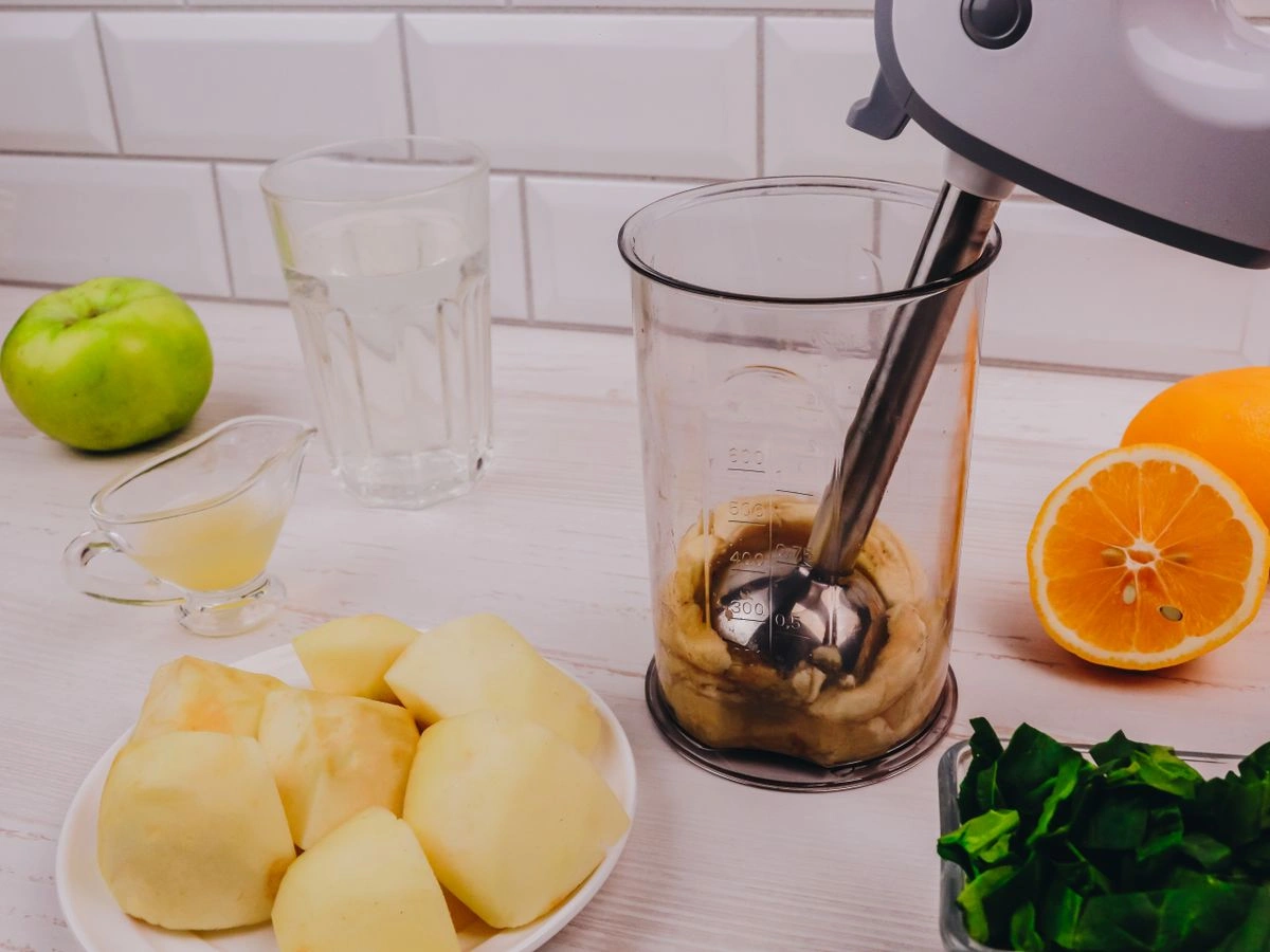 Шаг 5: Смузи из яблока, шпината, банана, апельсина