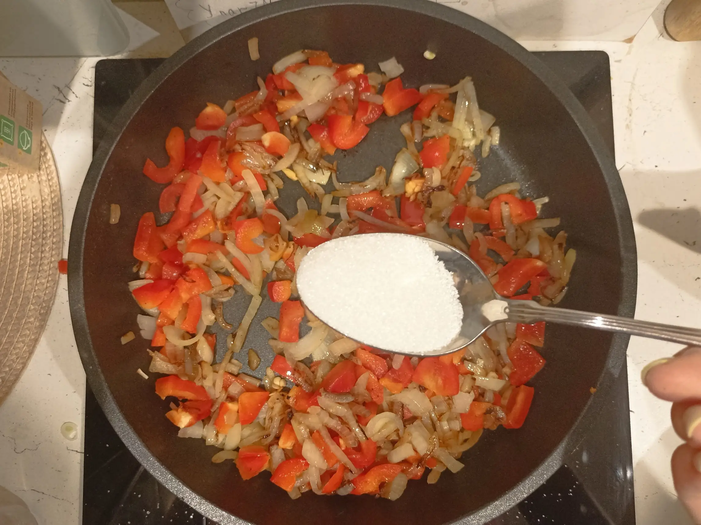 Шаг 5: Сосиски, тушенные с овощами