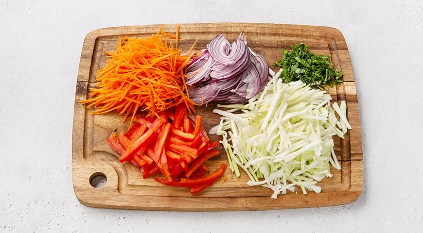 Сосиски в тесте, с овощами и сыром: шаг 5