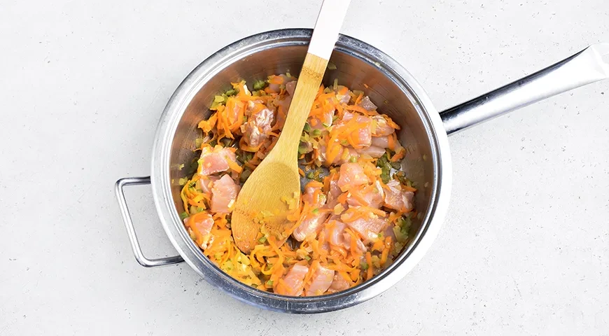 Спагетти по-домашнему с курицей и овощами в соусе: шаг 5