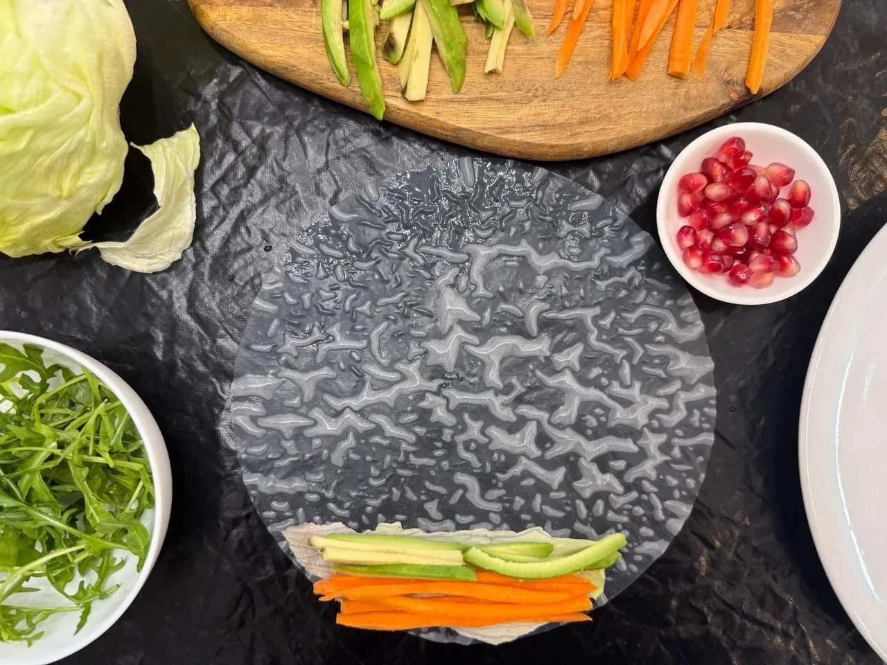 Шаг 5: Спринг роллы с креветками, авокадо и гранатом