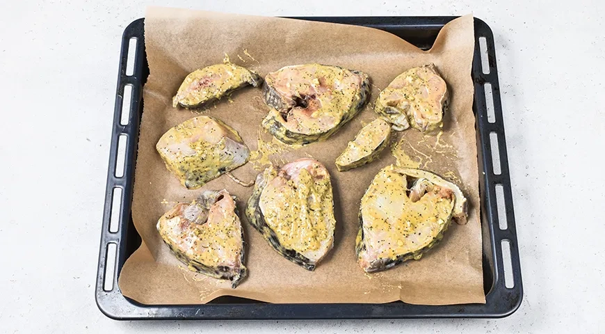 Стейк зубатки, запеченный с сыром и помидорами в духовке: шаг 5