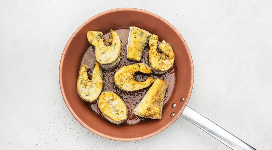 Судак с луком на сковороде: шаг 5