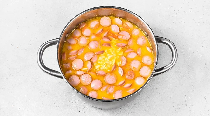 Суп с сосисками, вермишелью и плавленым сыром: шаг 5