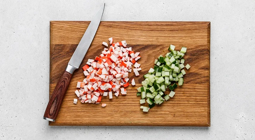 Суши-торт с крабовыми палочками: шаг 5