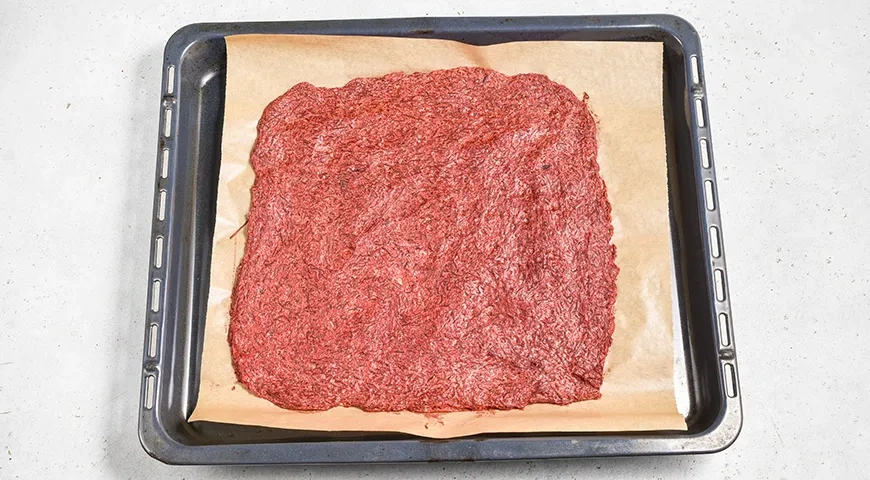 Свекольный рулет с сельдью и творожным сыром: шаг 5