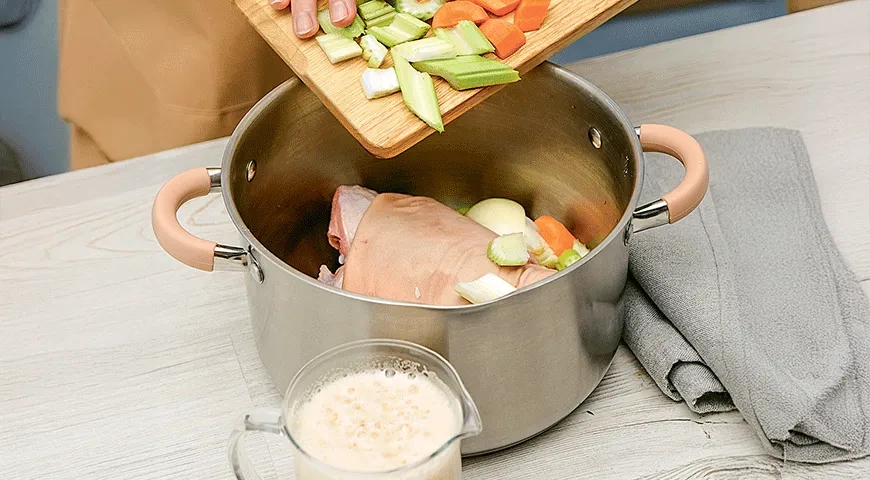 Свиная рулька в темном пиве с квашеной капустой: шаг 5