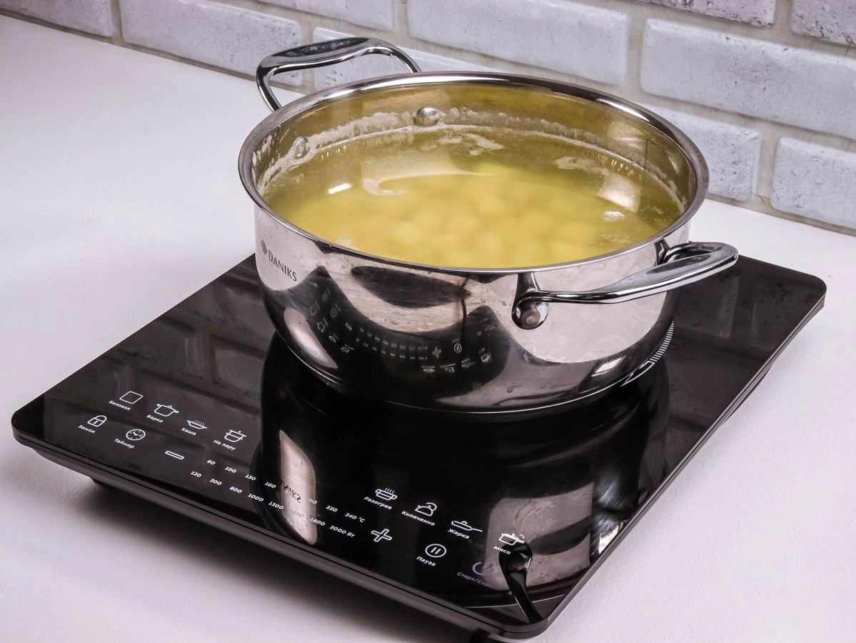 Шаг 5: Сырный суп с охотничьими колбасками