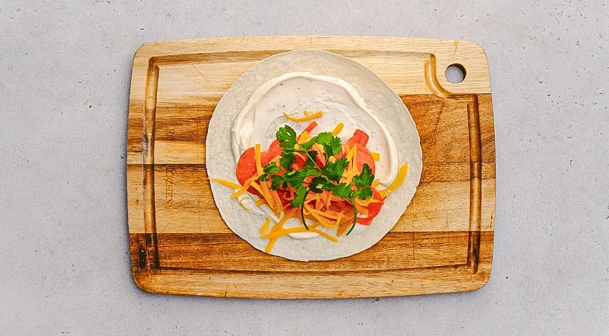 Тако с колбасой, сыром и сладким перцем: шаг 5