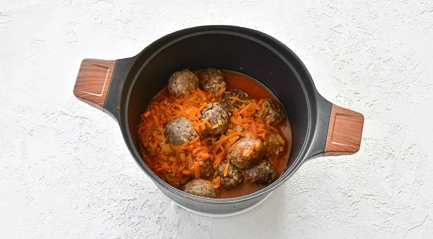 Тефтели с рисом в томатном соусе: шаг 5