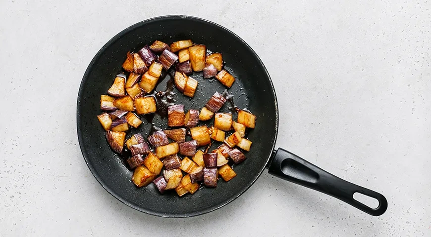 Теплый салат из огурцов, помидоров и баклажанов: шаг 5