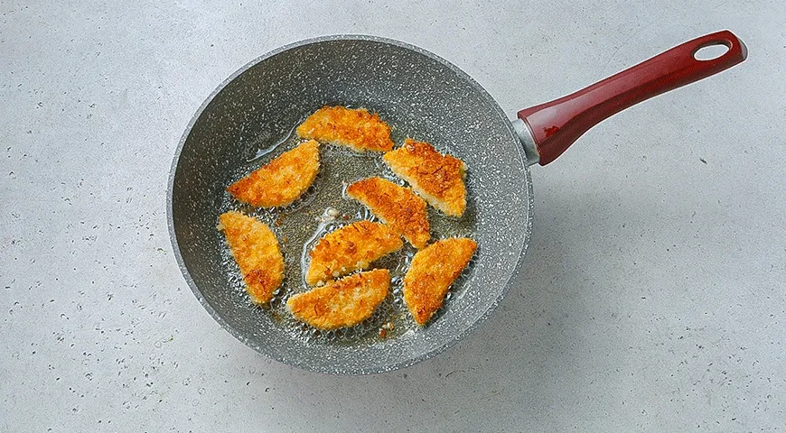 Теплый салат с хрустящей тыквой и колбасой: шаг 5