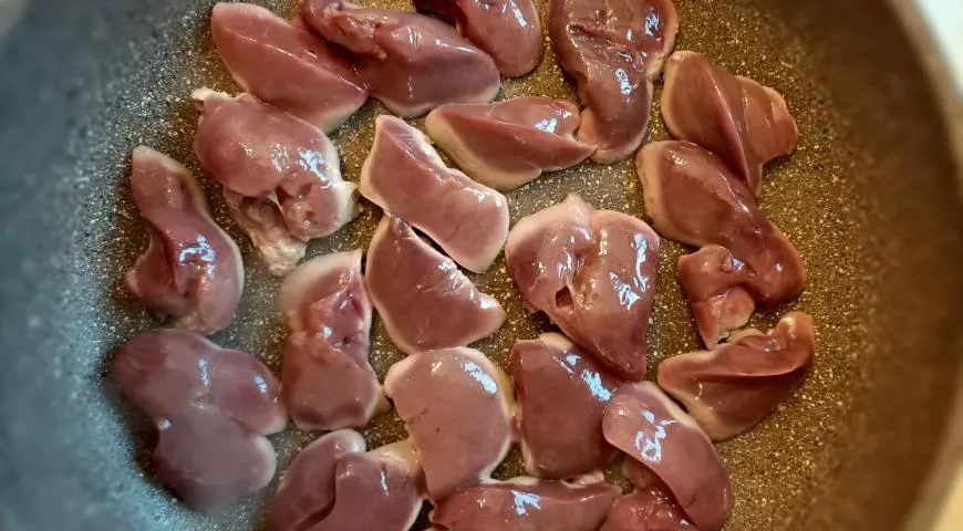 Теплый салат с куриной печенью в медовом соусе и яйцом пашот: шаг 5