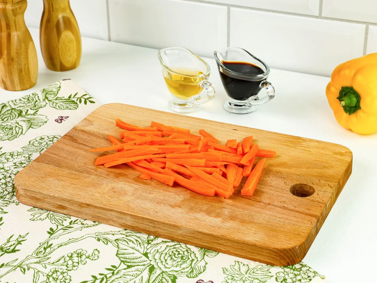 Шаг 5: Теплый салат с фунчозой, курицей и овощами