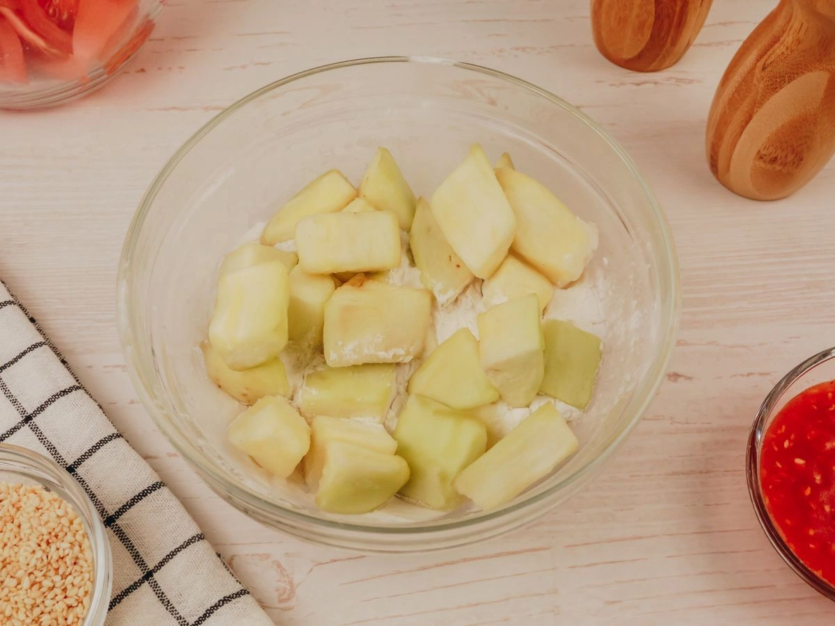 Шаг 5: Теплый салат с хрустящими баклажанами