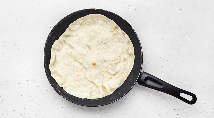 Тонкий лаваш на сковороде: шаг 5