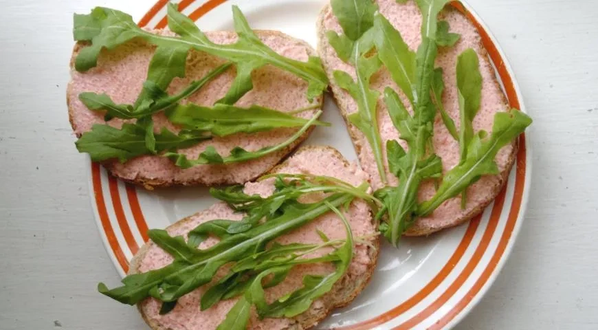 Тосты с икрой мойвы, рукколой и перепелиными яйцами: шаг 5