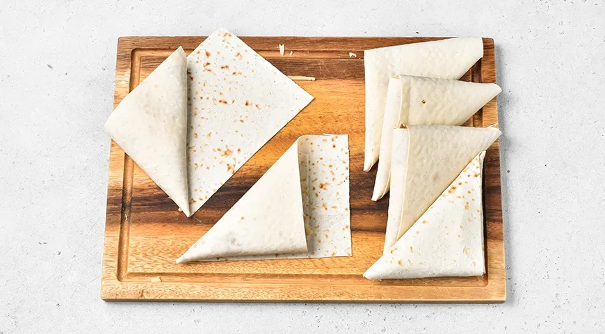 Треугольники из лаваша с фаршем и сыром: шаг 5