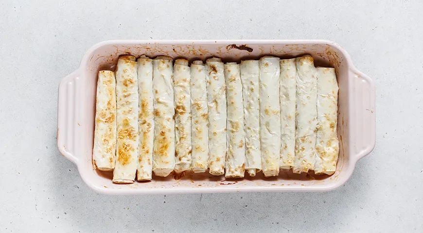 Трубочки с творогом из лаваша в духовке: шаг 5