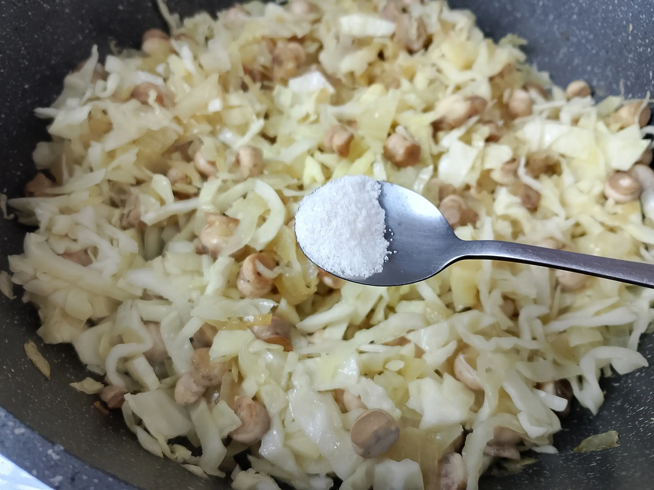 Шаг 5: Тушеная капуста с грибами