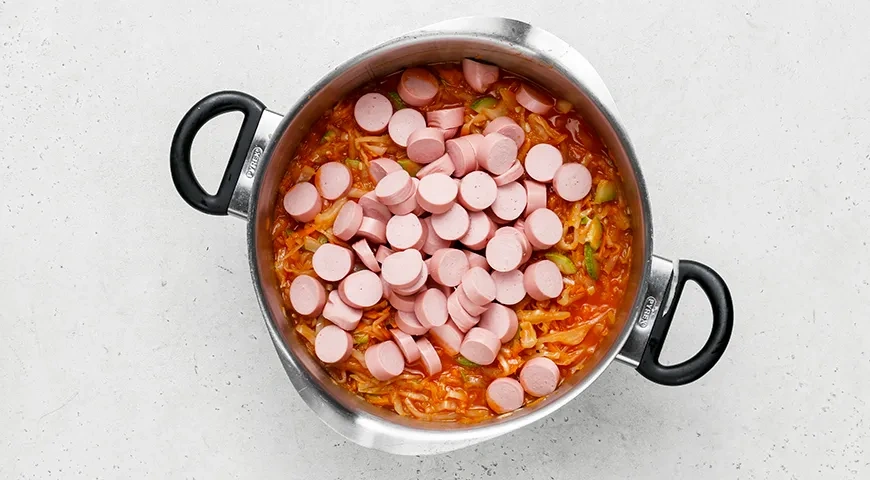 Тушеная капуста с кабачком и сосисками: шаг 5