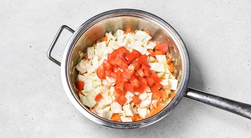 Тушеная капуста с картошкой и сосисками: шаг 5