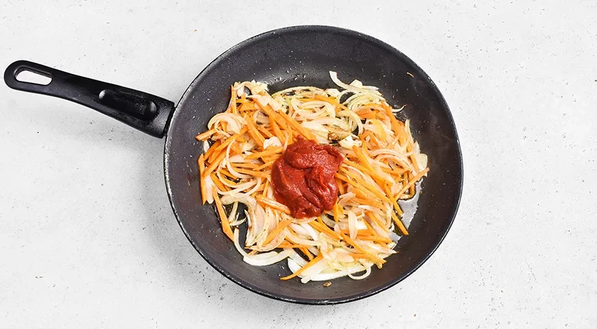 Тушеная капуста с рисом и тушенкой: шаг 5