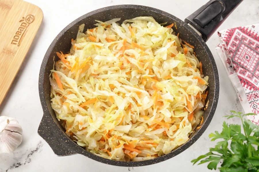 Шаг 5: Тушеная капуста с сосисками